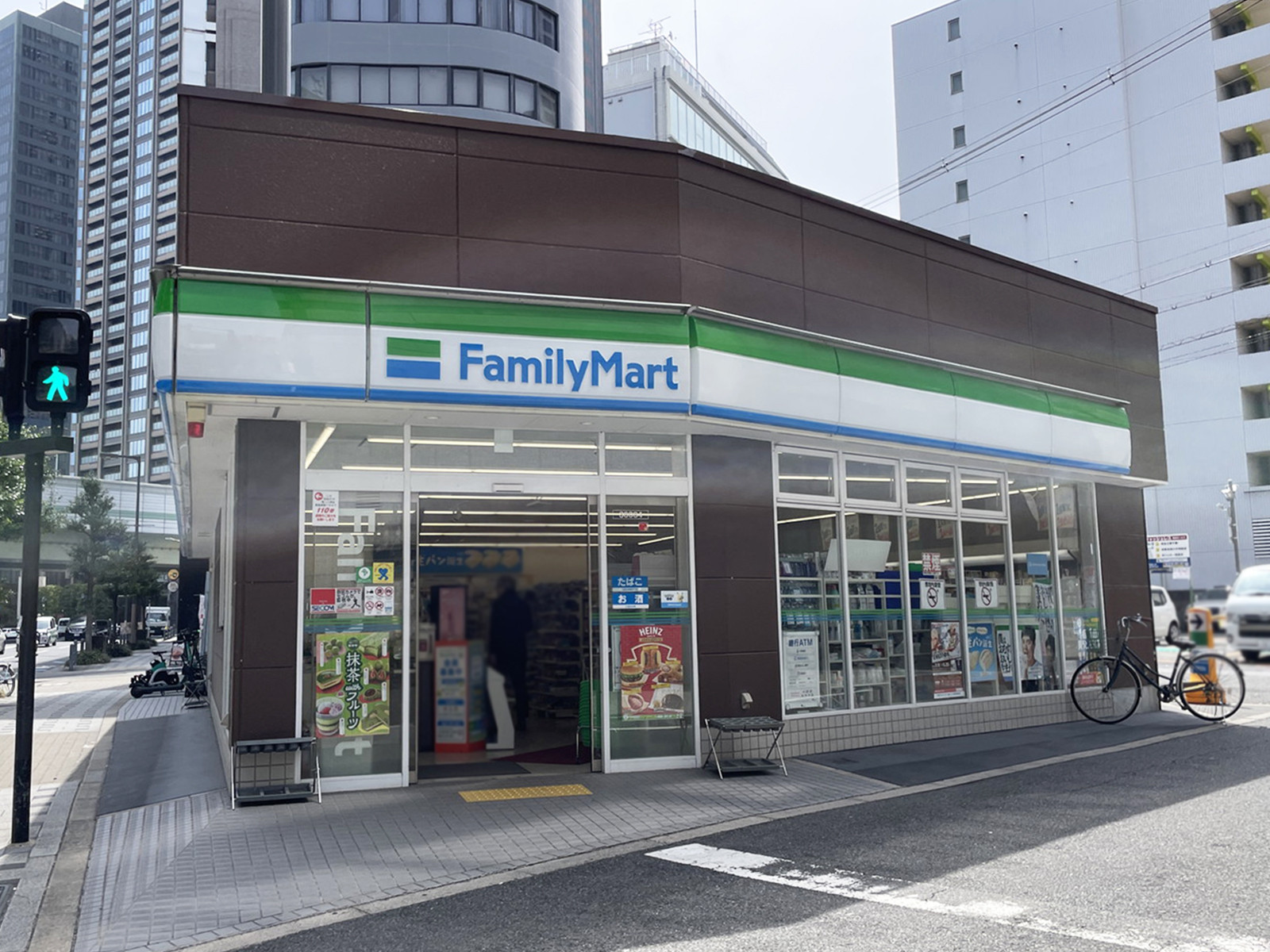 向かいにあるファミリーマート 北浜一丁目店