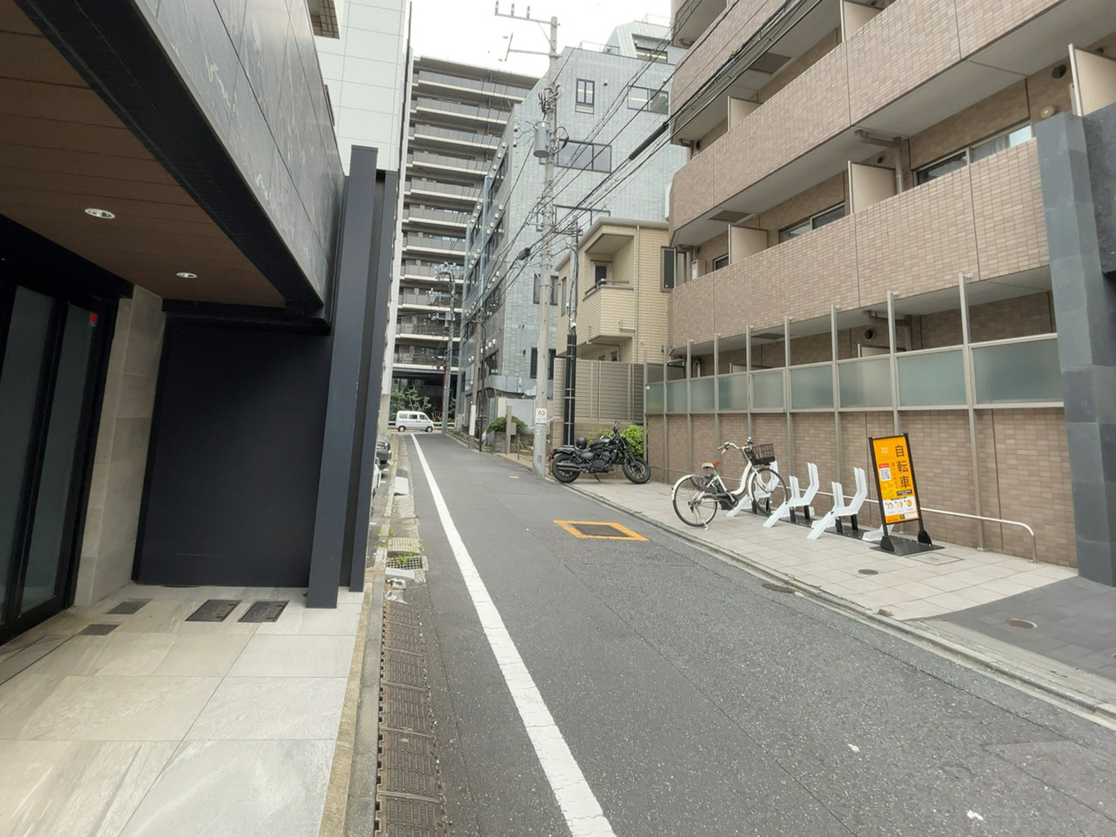 四谷NSビル前面の通り