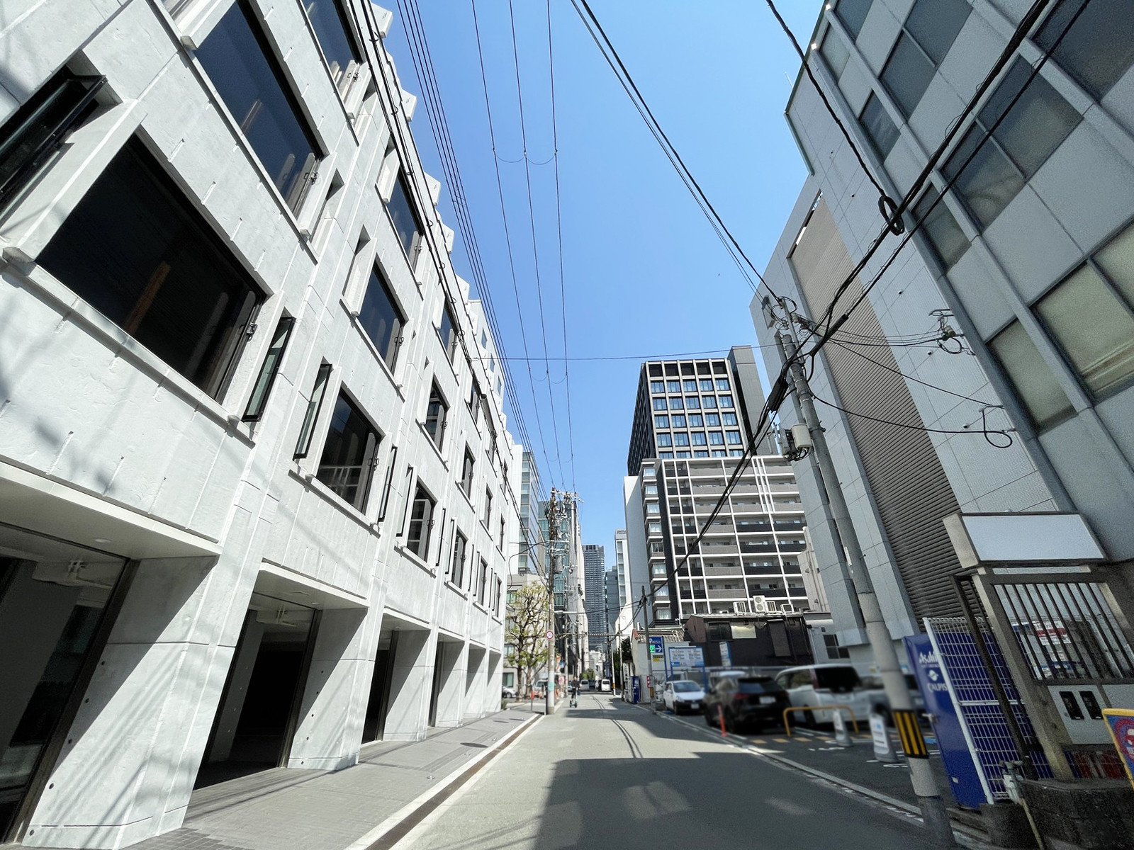 日建ビル1号館前面の通り