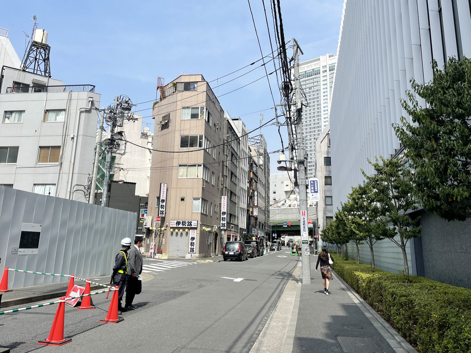 利久堂ビル前面の三崎神社通り