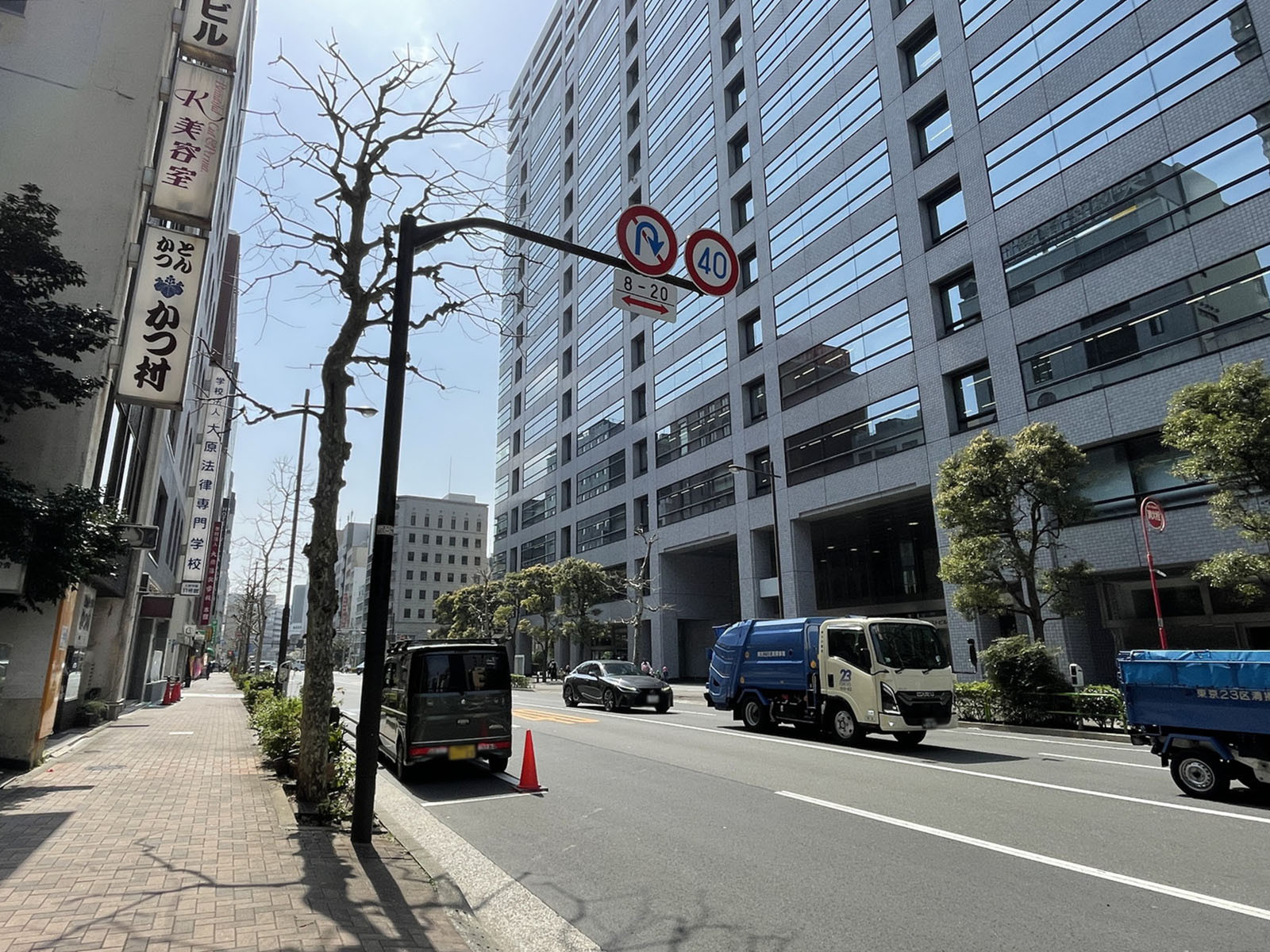 中西ビル前面の水道橋西通り