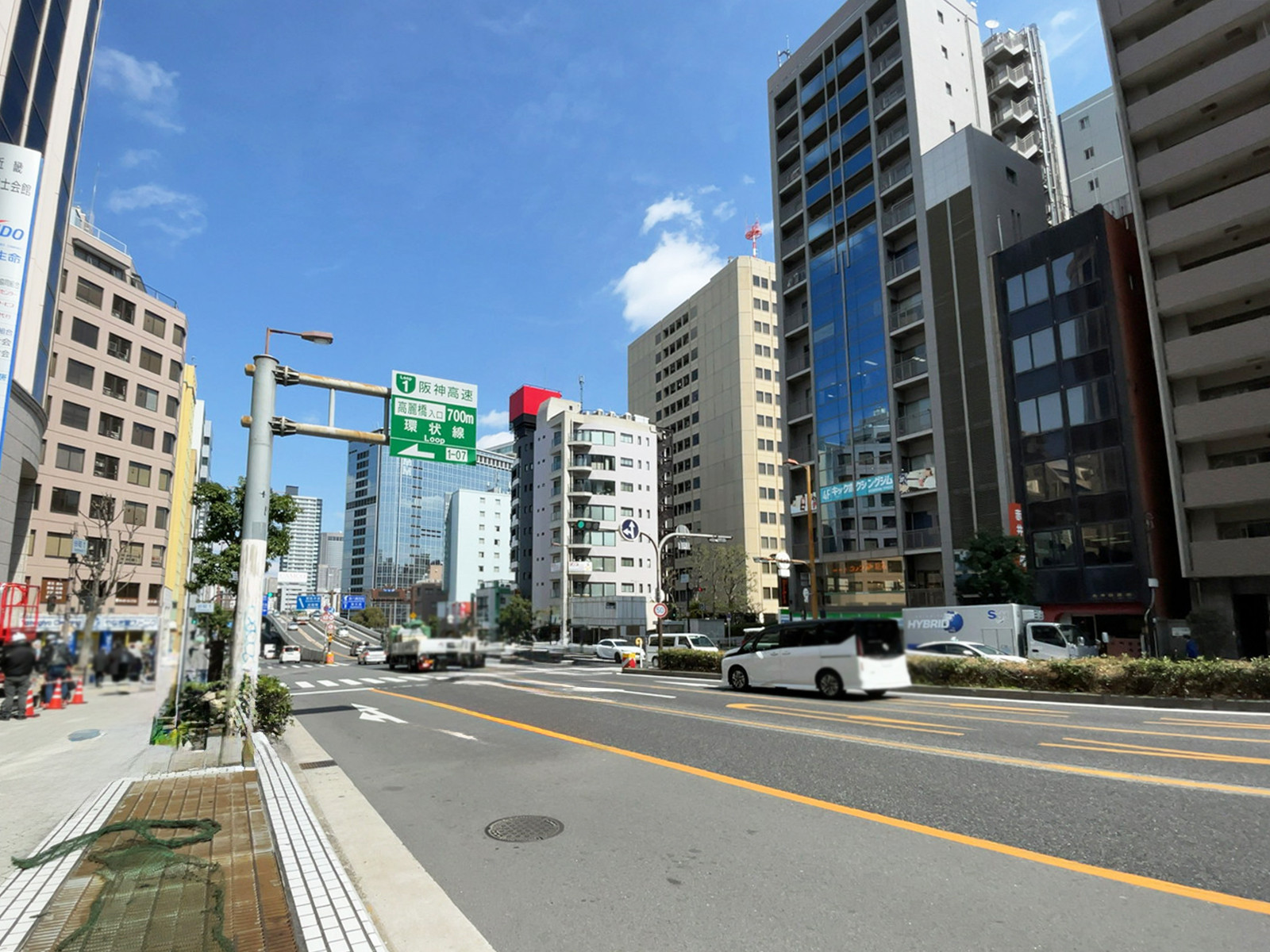 ストークビル天満橋前面の通り