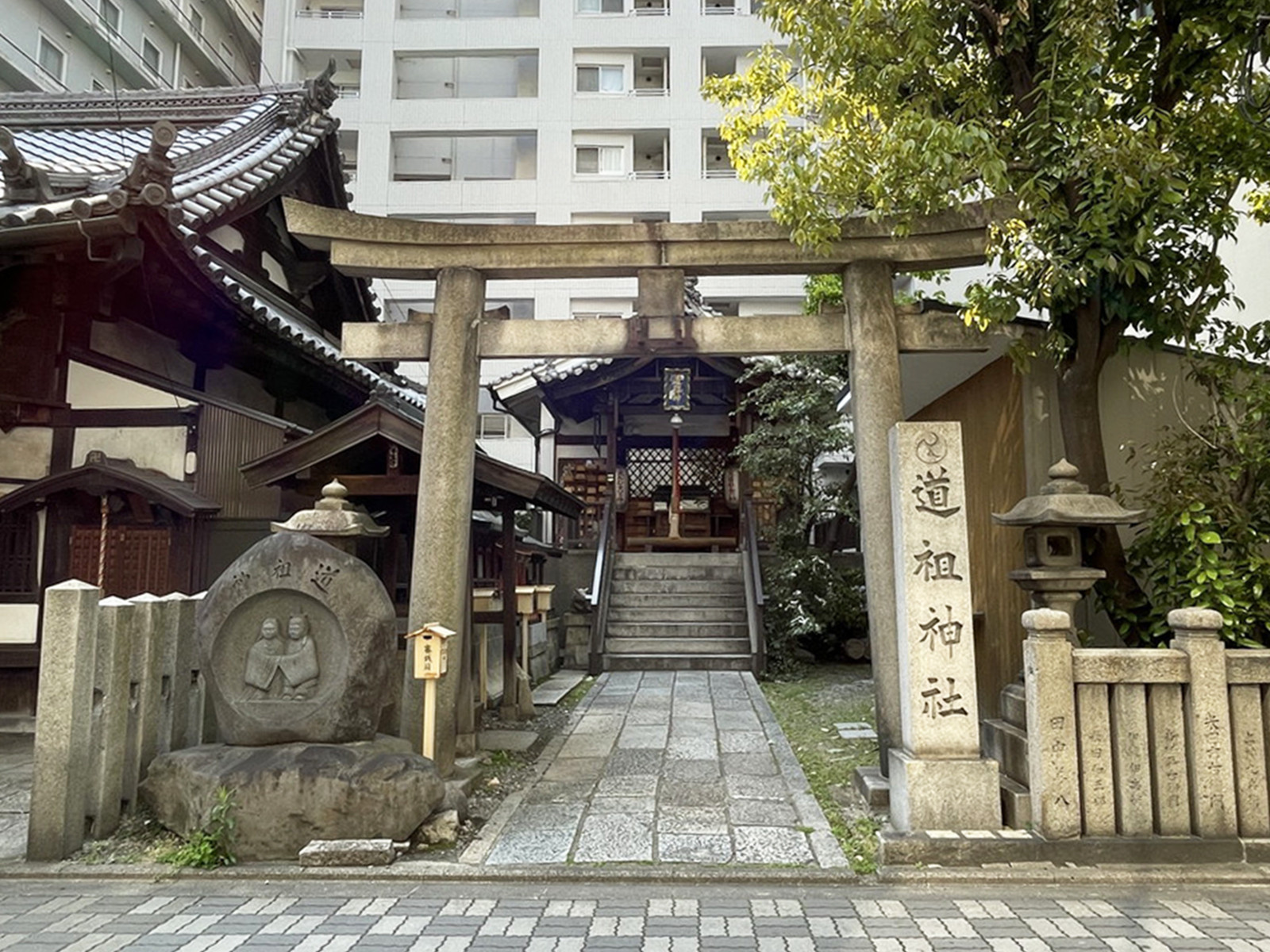 並びにある道祖神社