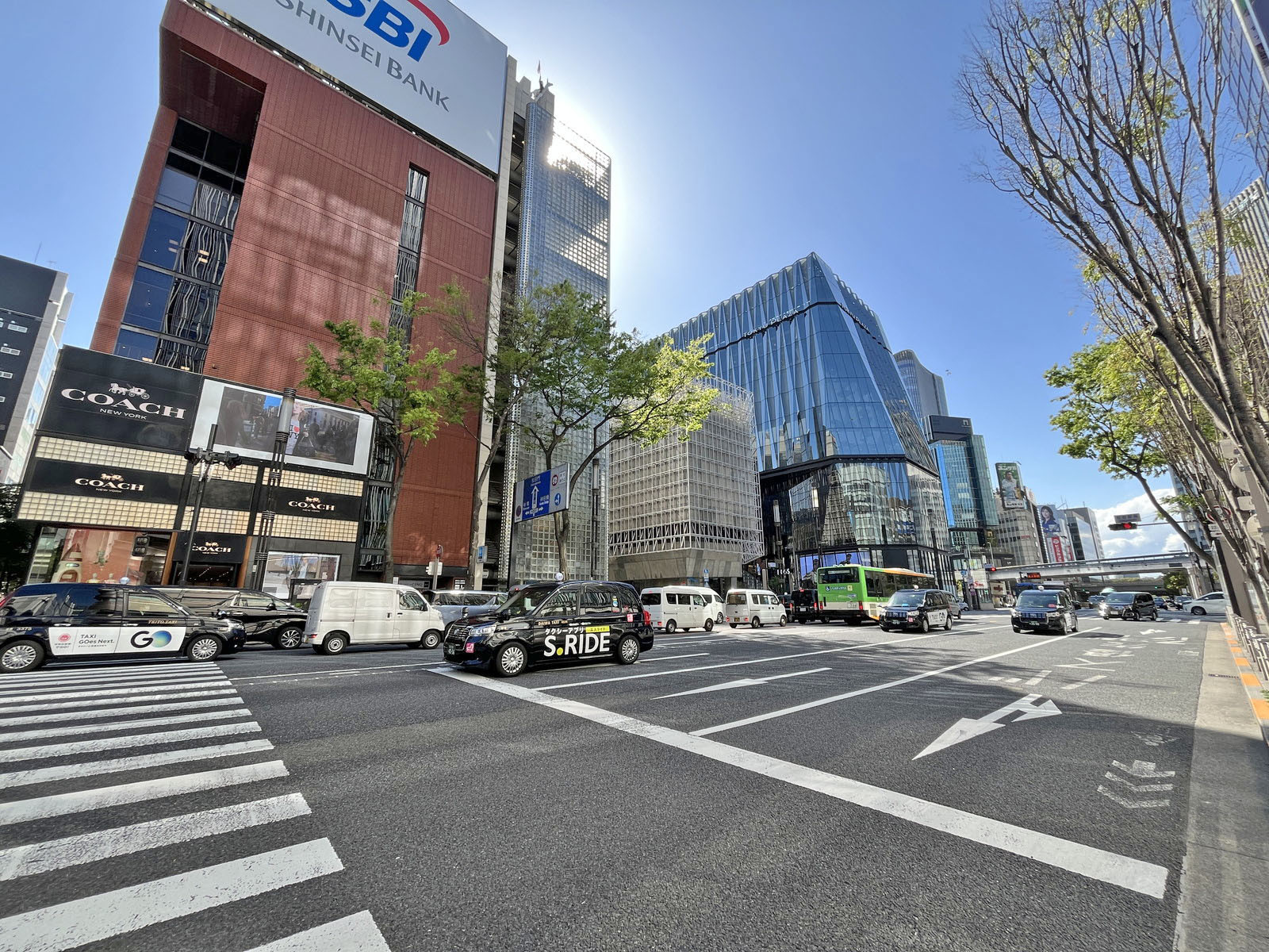 銀座中央ビル前面の晴海通り