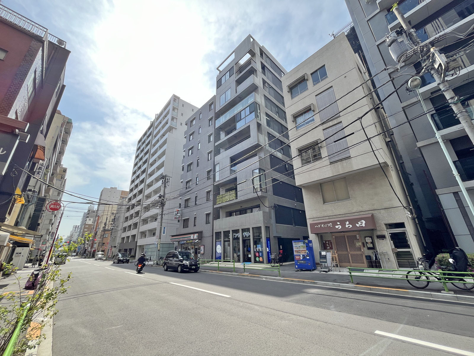 柳澤ビル前面の居留地中央通り