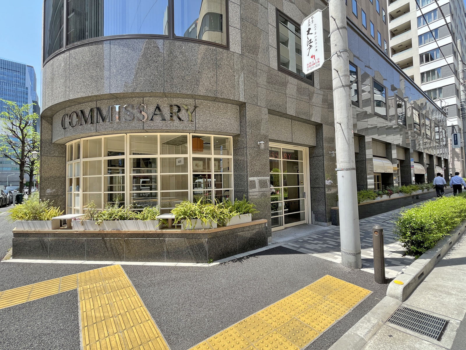 斜め向かいのフードコート COMMISSARY NIHONBASHI