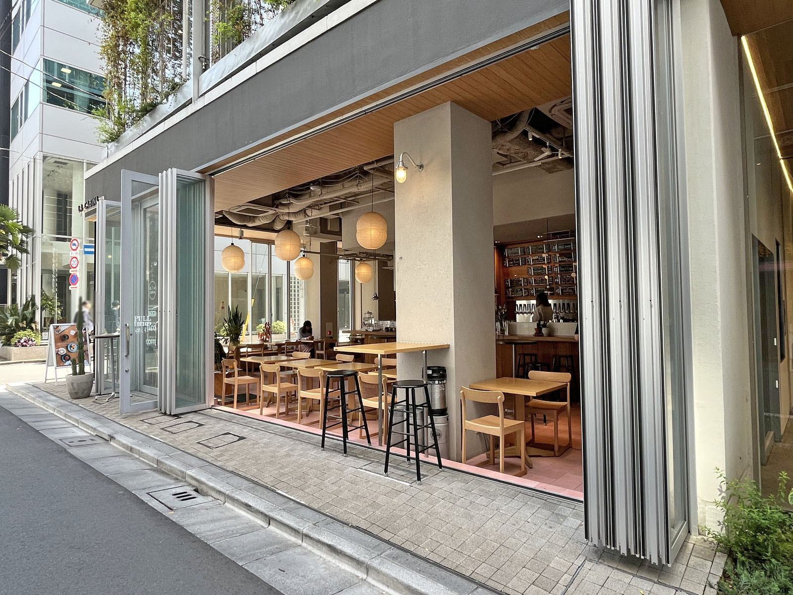 斜め向かいのビアホールØL LA CABINA KODENMACHO