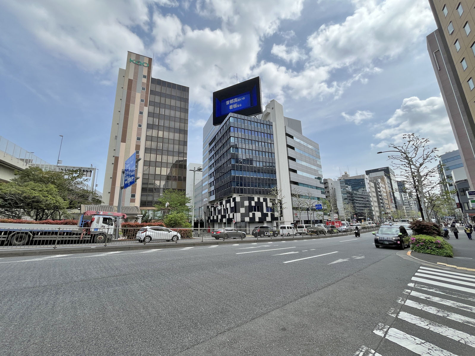 日本橋茅場町阪神ビル前面の新大橋通り