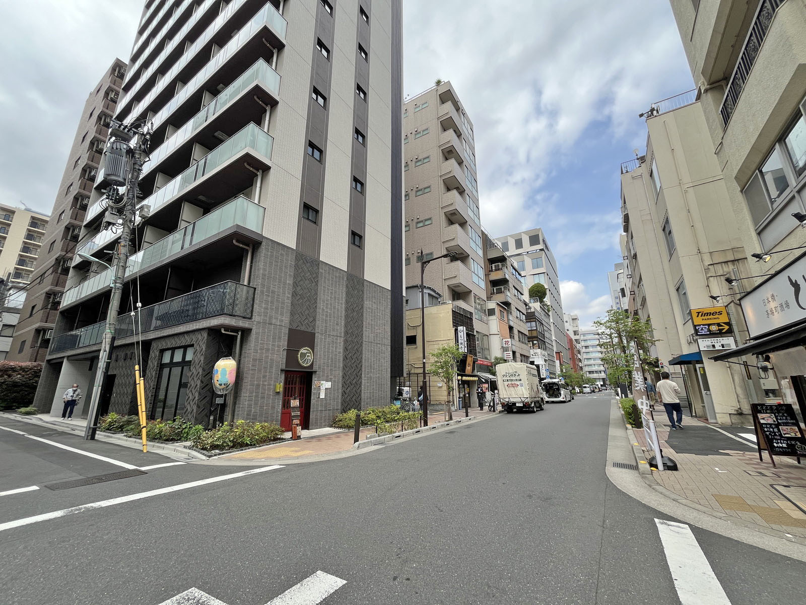 茅場町2丁目ビル前面通り