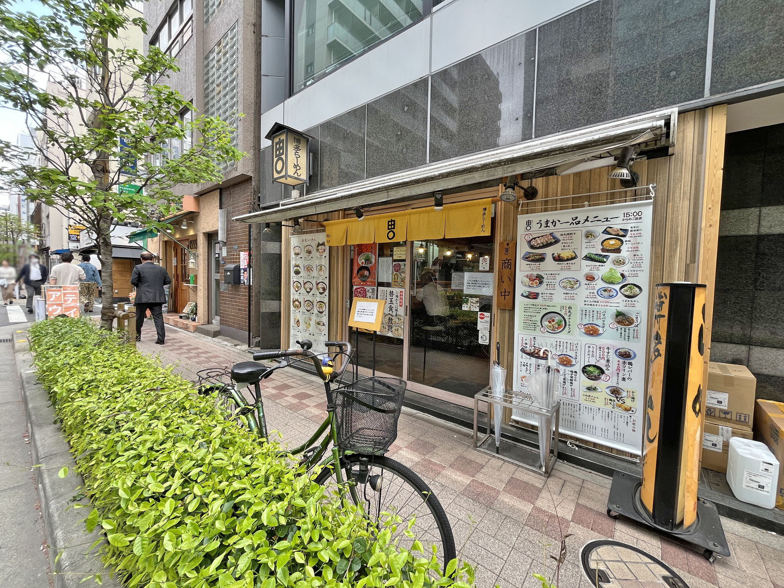 付近には飲食店が充実