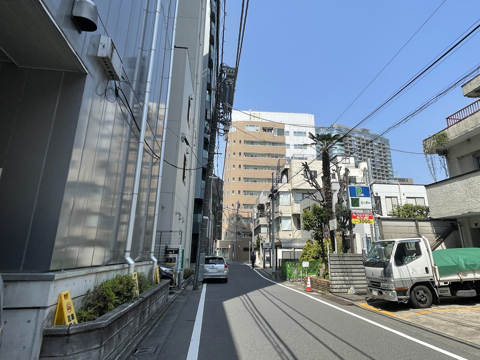 ブールデリエール外苑前面の通り