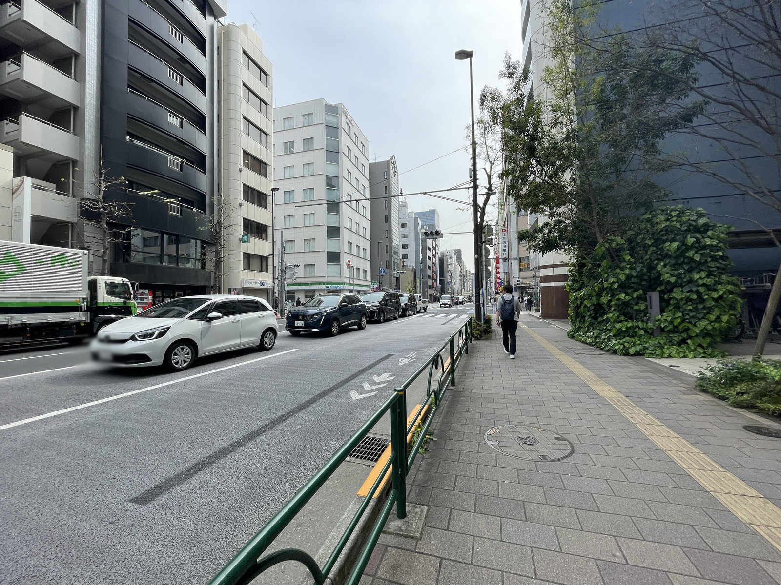岡安ビル前面の通り