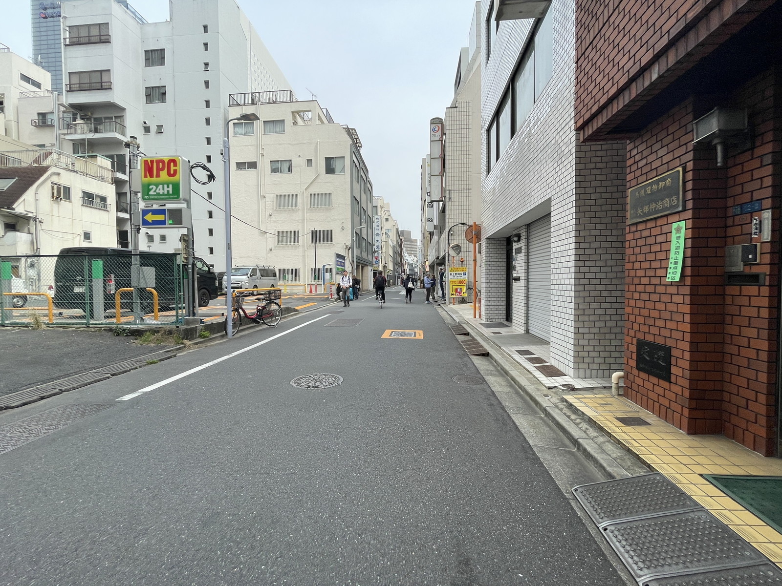 鈴木ビル前面の通り