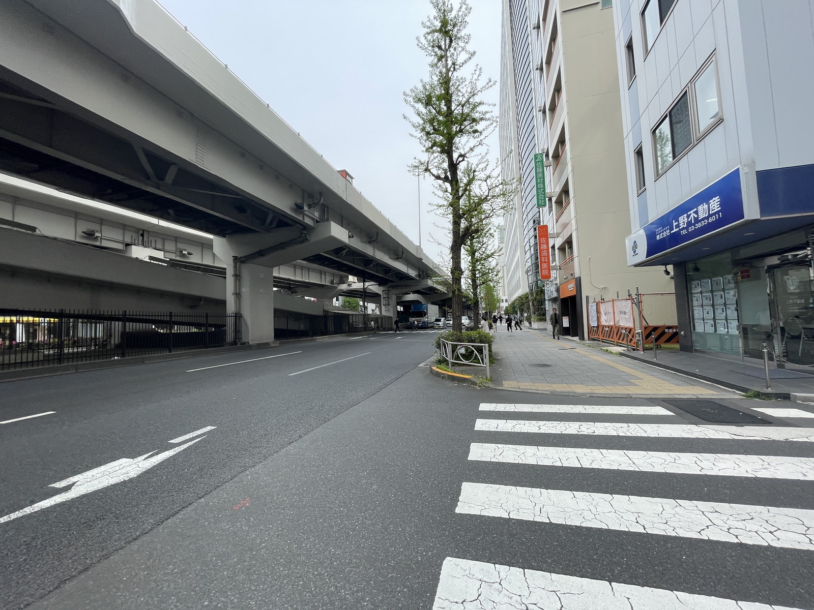 キスワイヤ御徒町ビル前面の通り