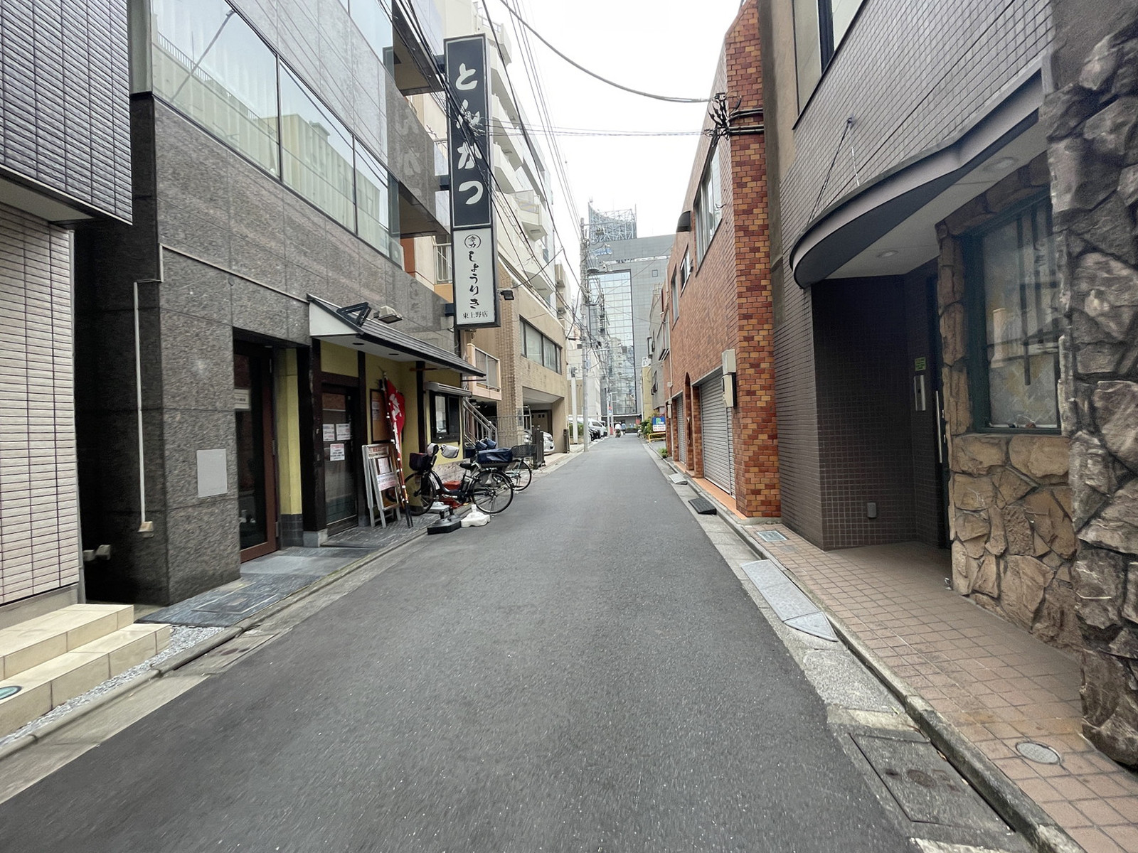 佐藤ビル前面の通り