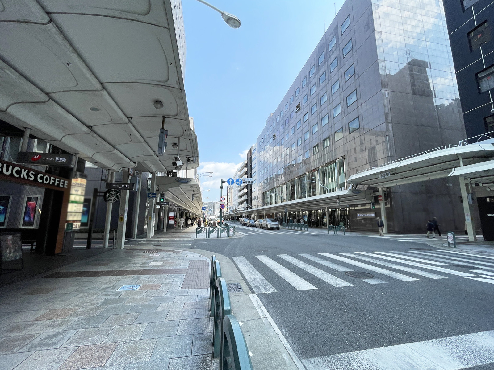 井門四条ビル前面の通り