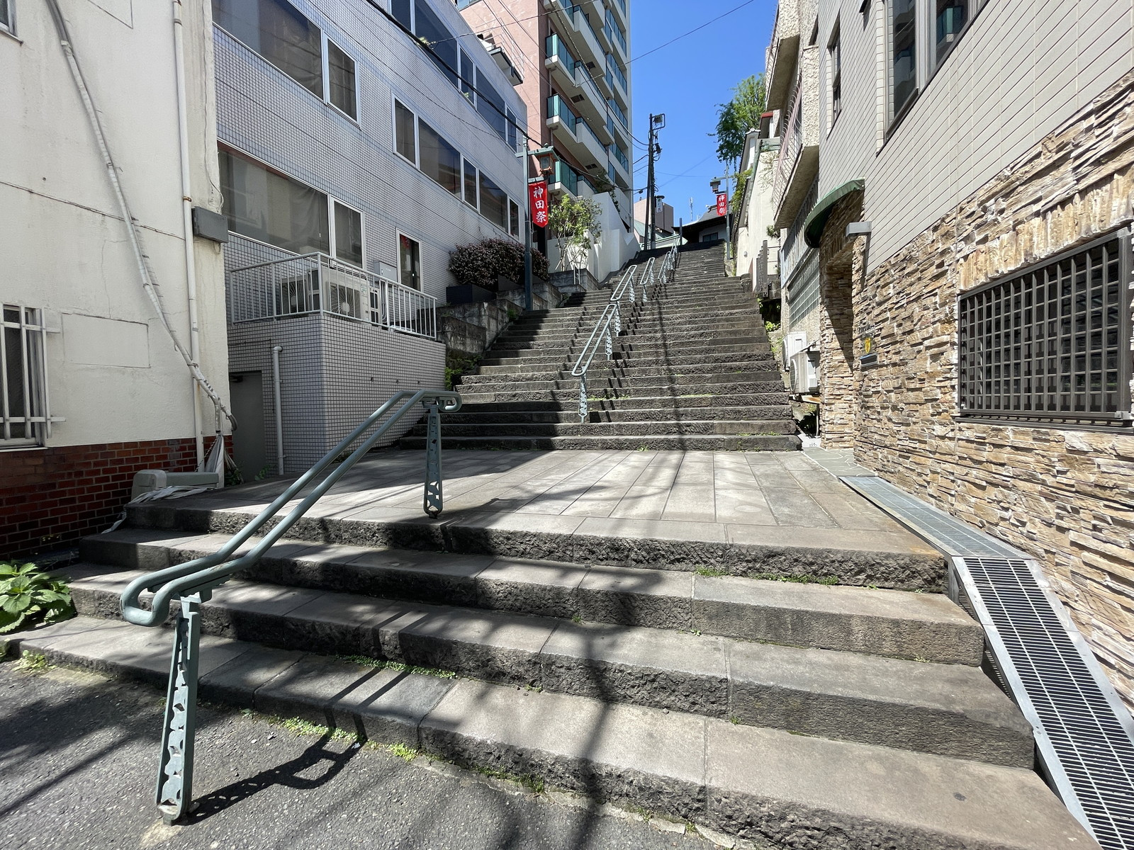 開花ビル前面の通り