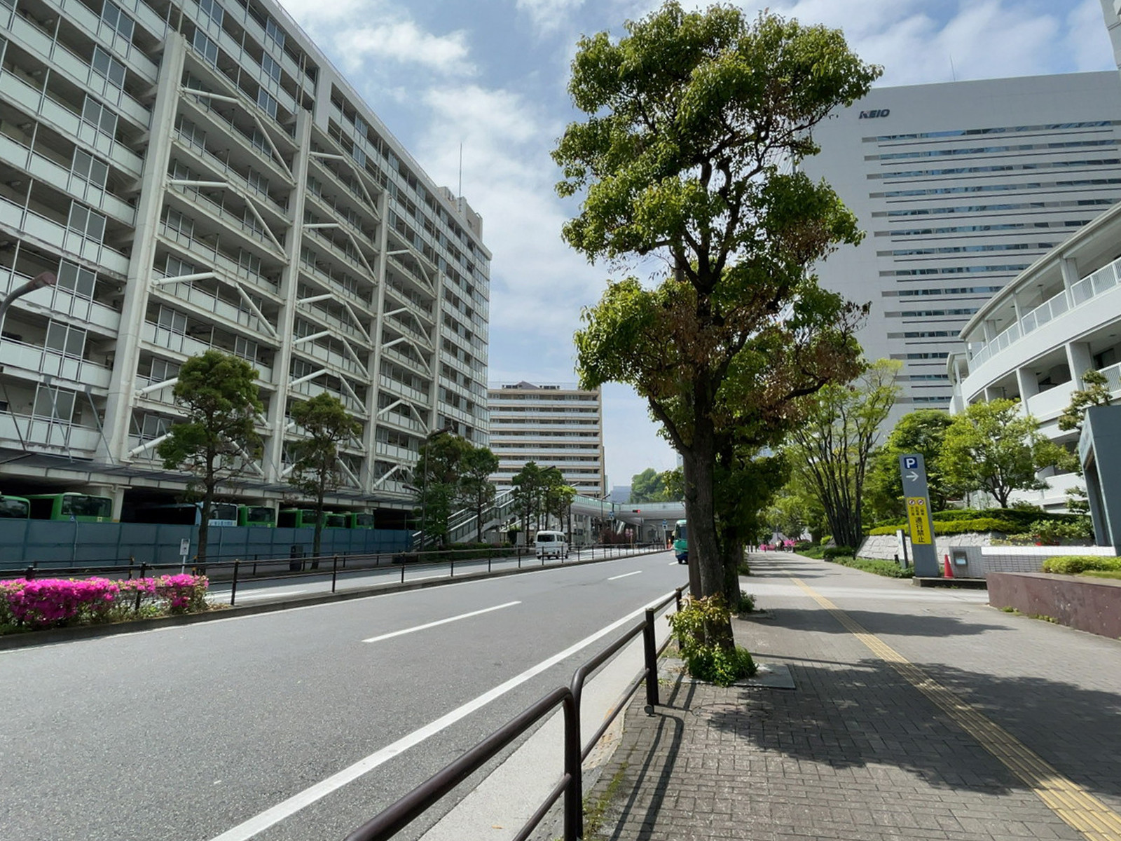 品川インターシティC棟前面の通り