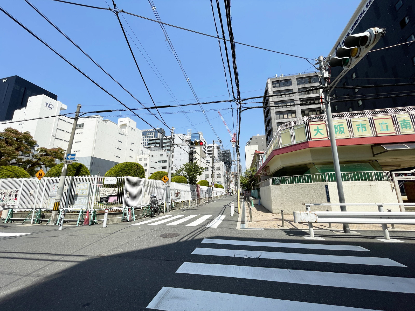 エスプライム心斎橋前面の通り