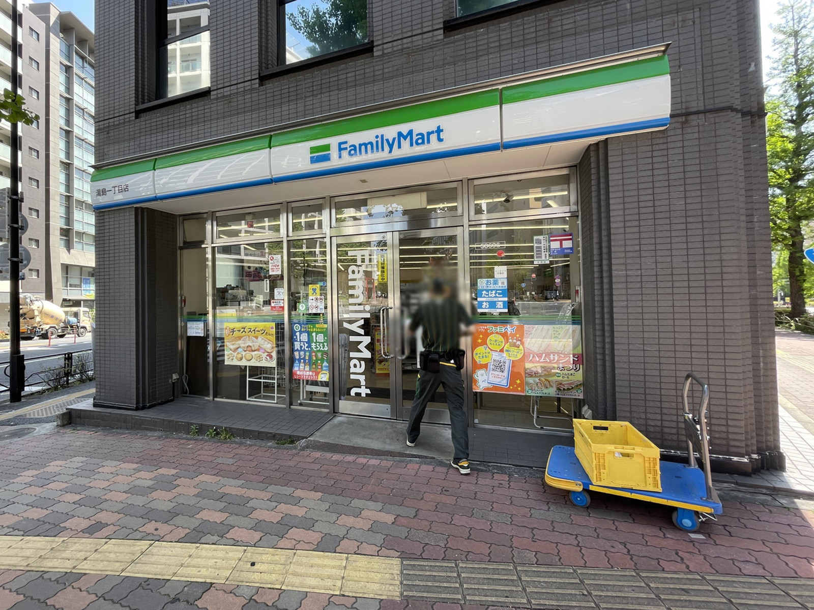 徒歩2分のファミリーマート 湯島1丁目店