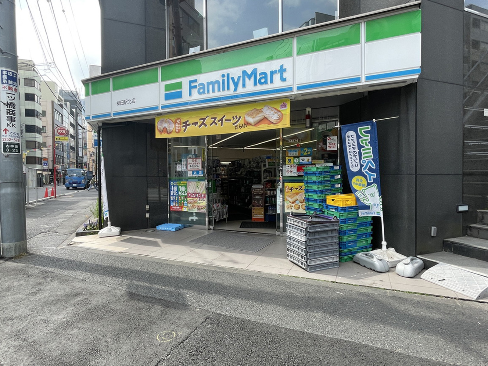 徒歩1分のファミリーマート 神田駅北店