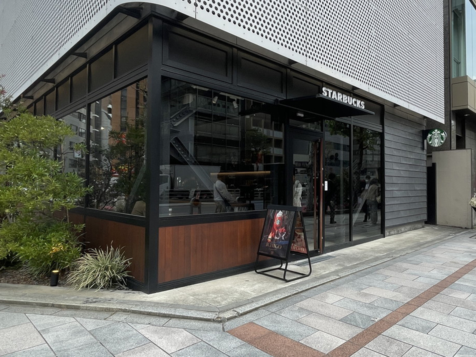 徒歩2分のスターバックスコーヒー 淡路町駅前店