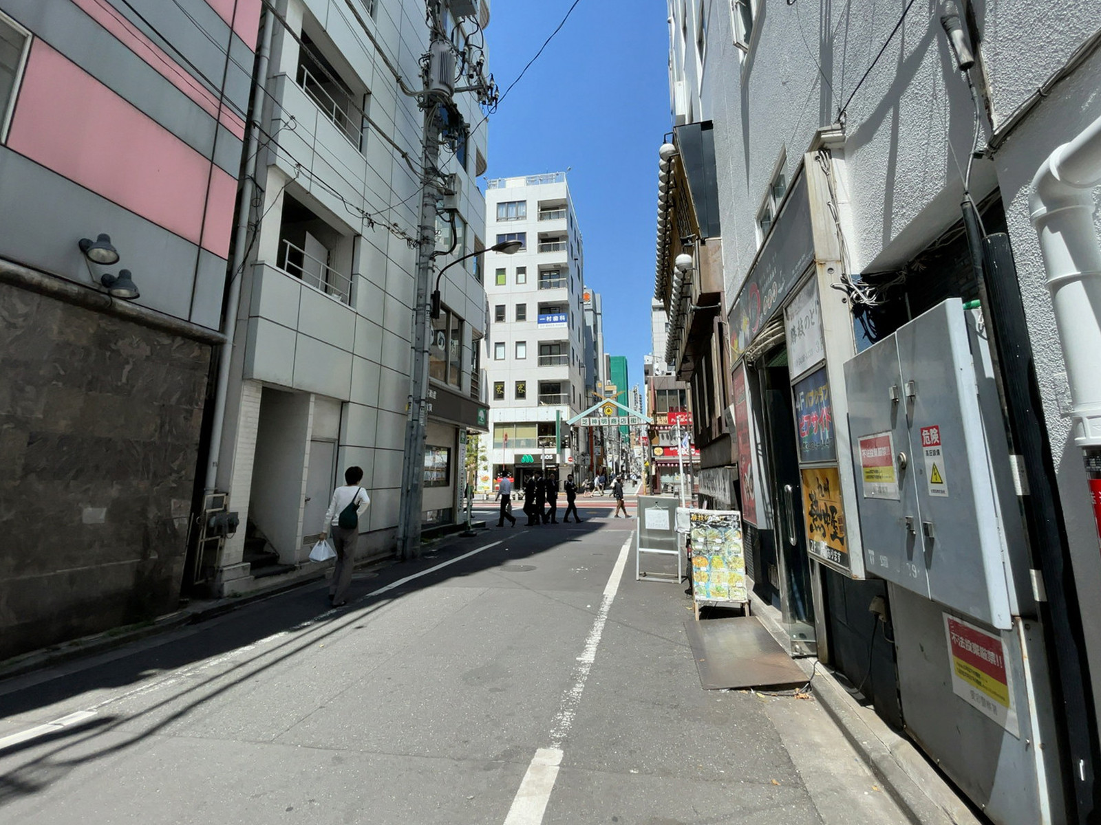 松岡ビル前面の通り