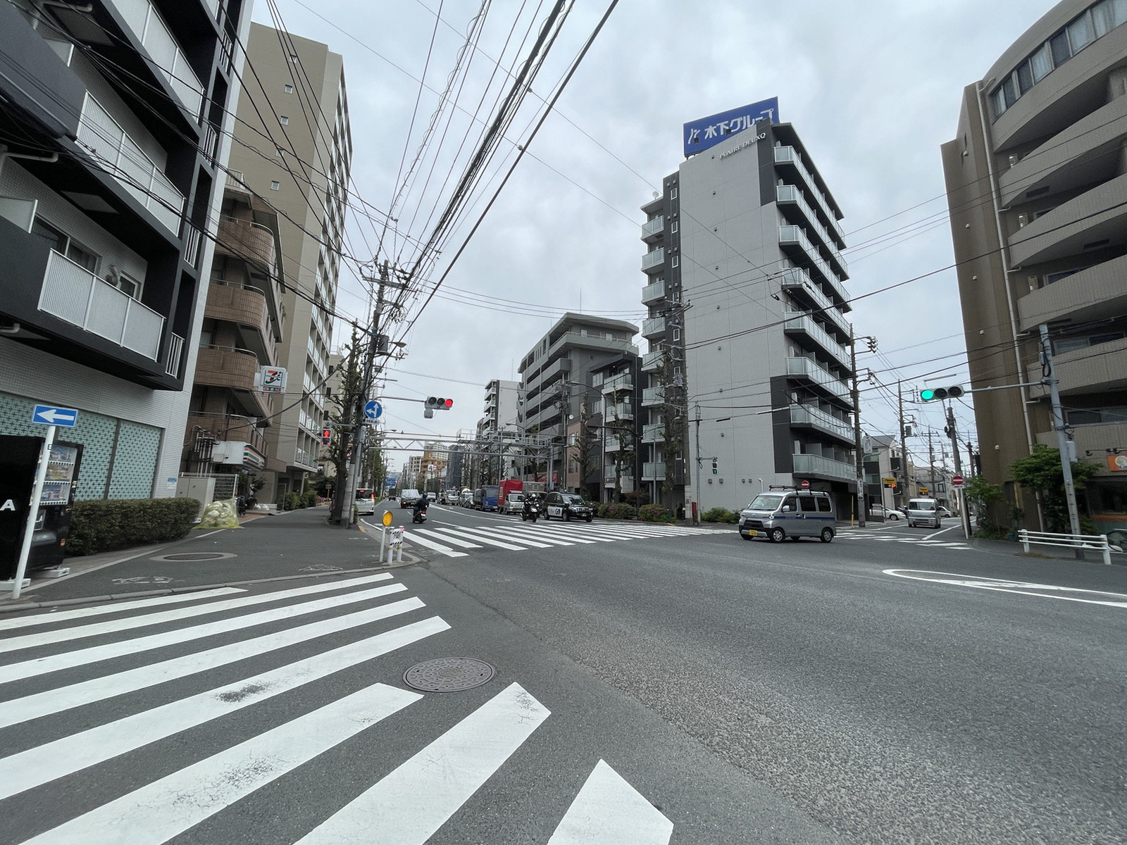 パークヒルズ石川前面の通り
