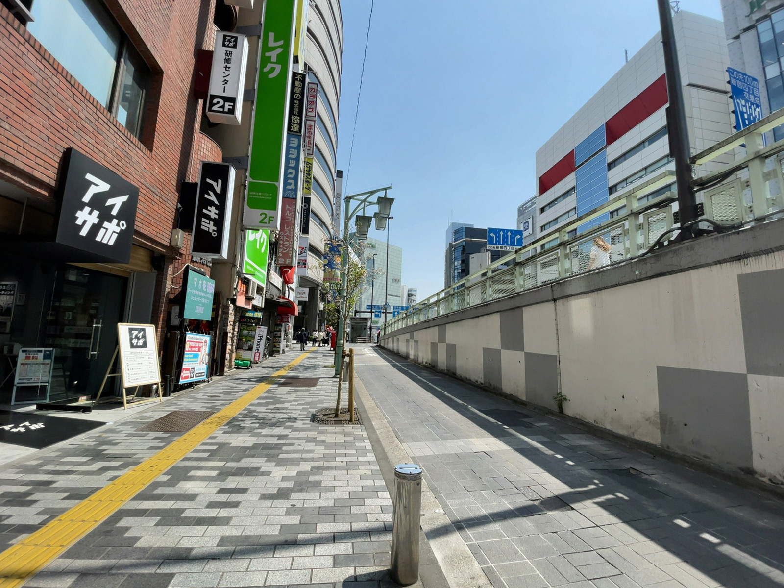 新宿君嶋ビル前面の通り