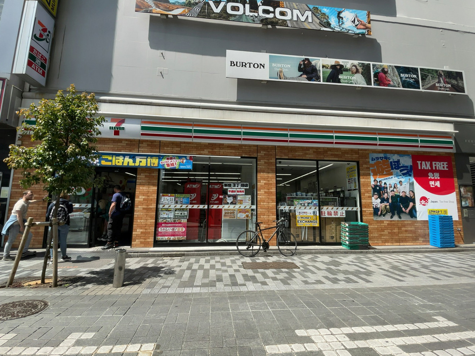 徒歩1分のセブン-イレブン 新宿3丁目店