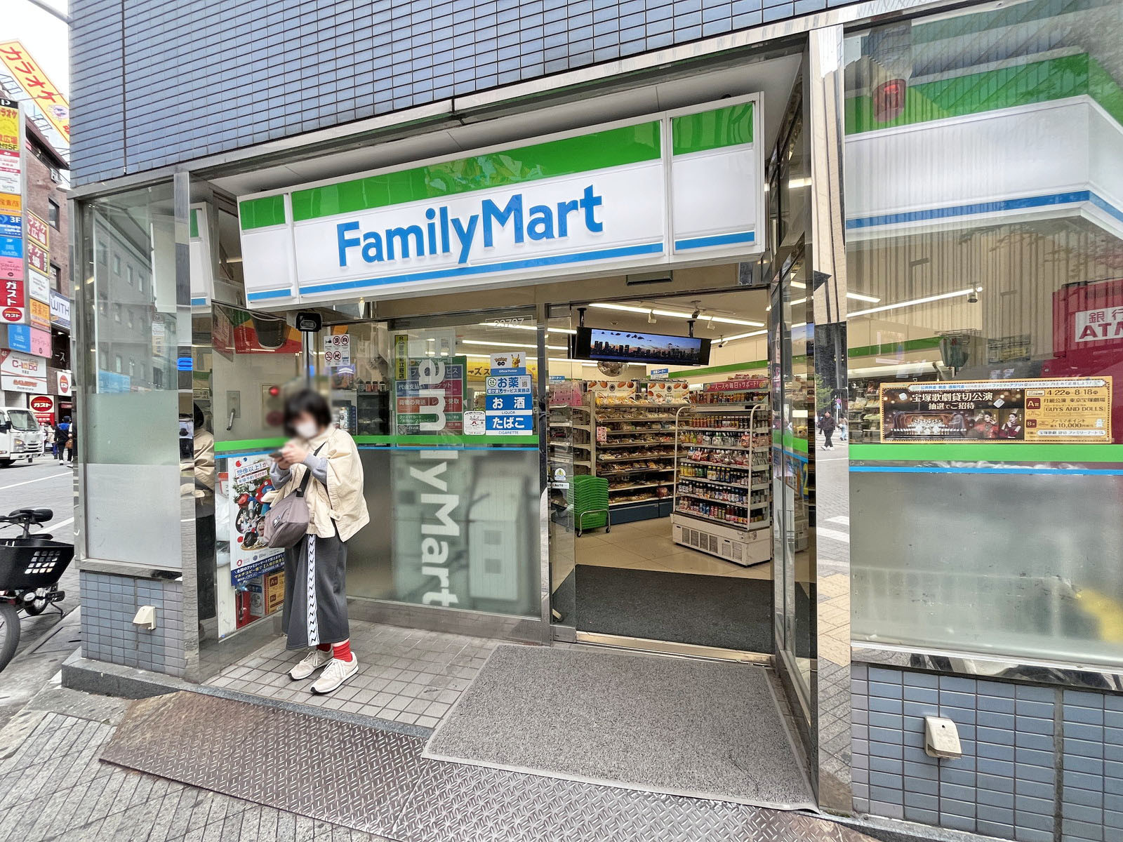 徒歩2分のファミリーマート中池袋公園前店