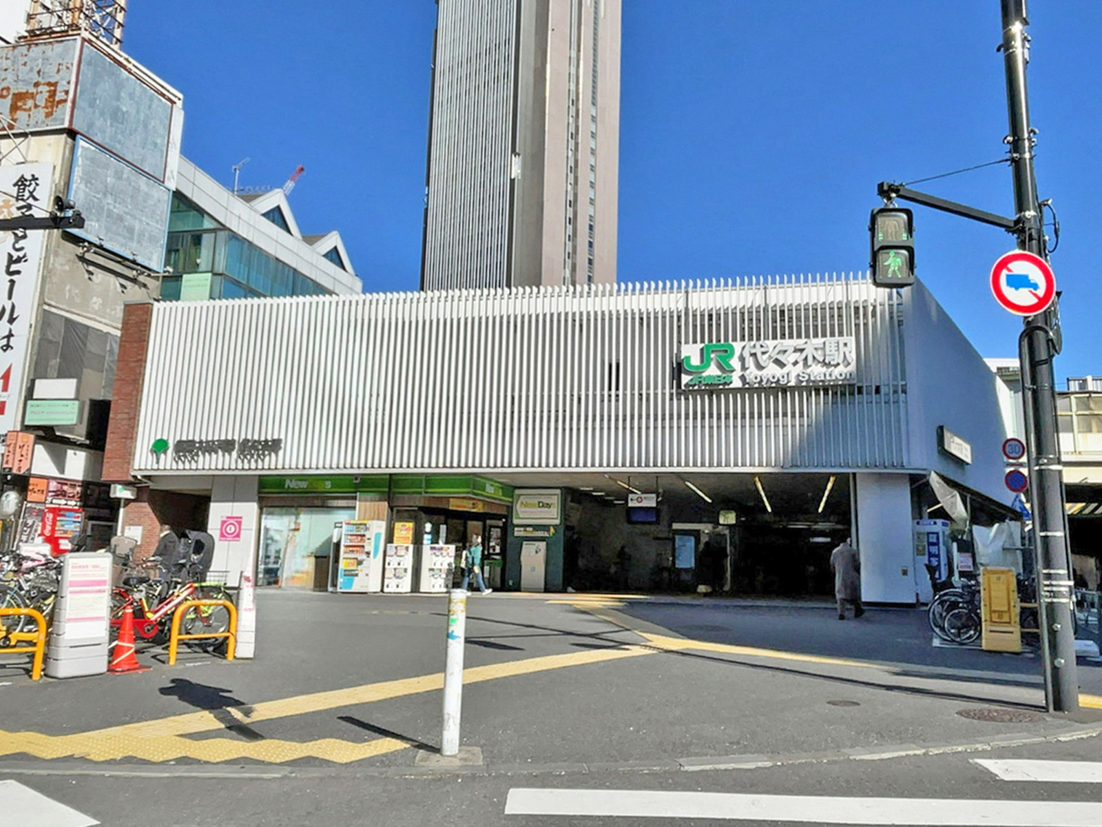最寄りの「代々木駅」