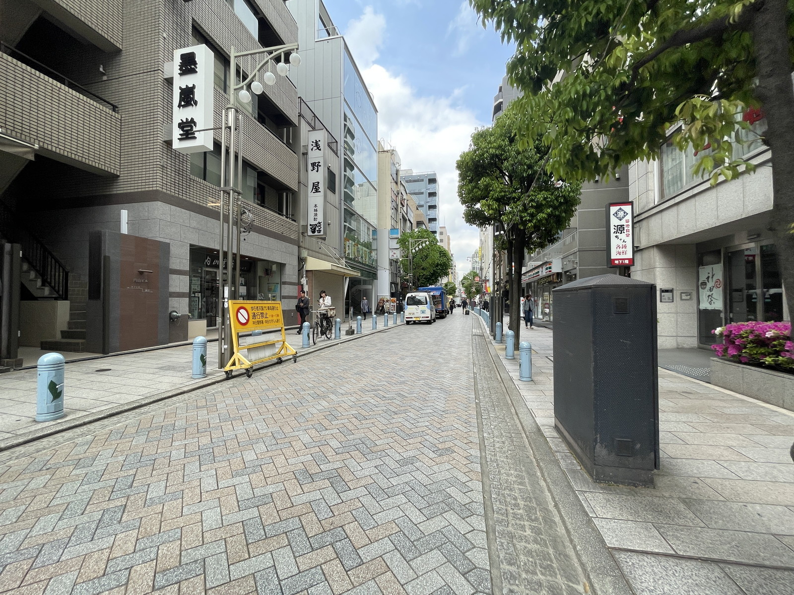 内山ビル前面の通り