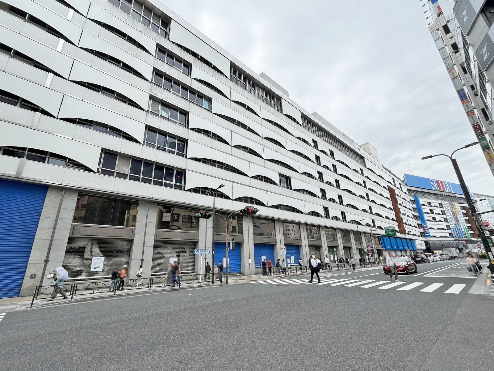 向かいの西武池袋本店