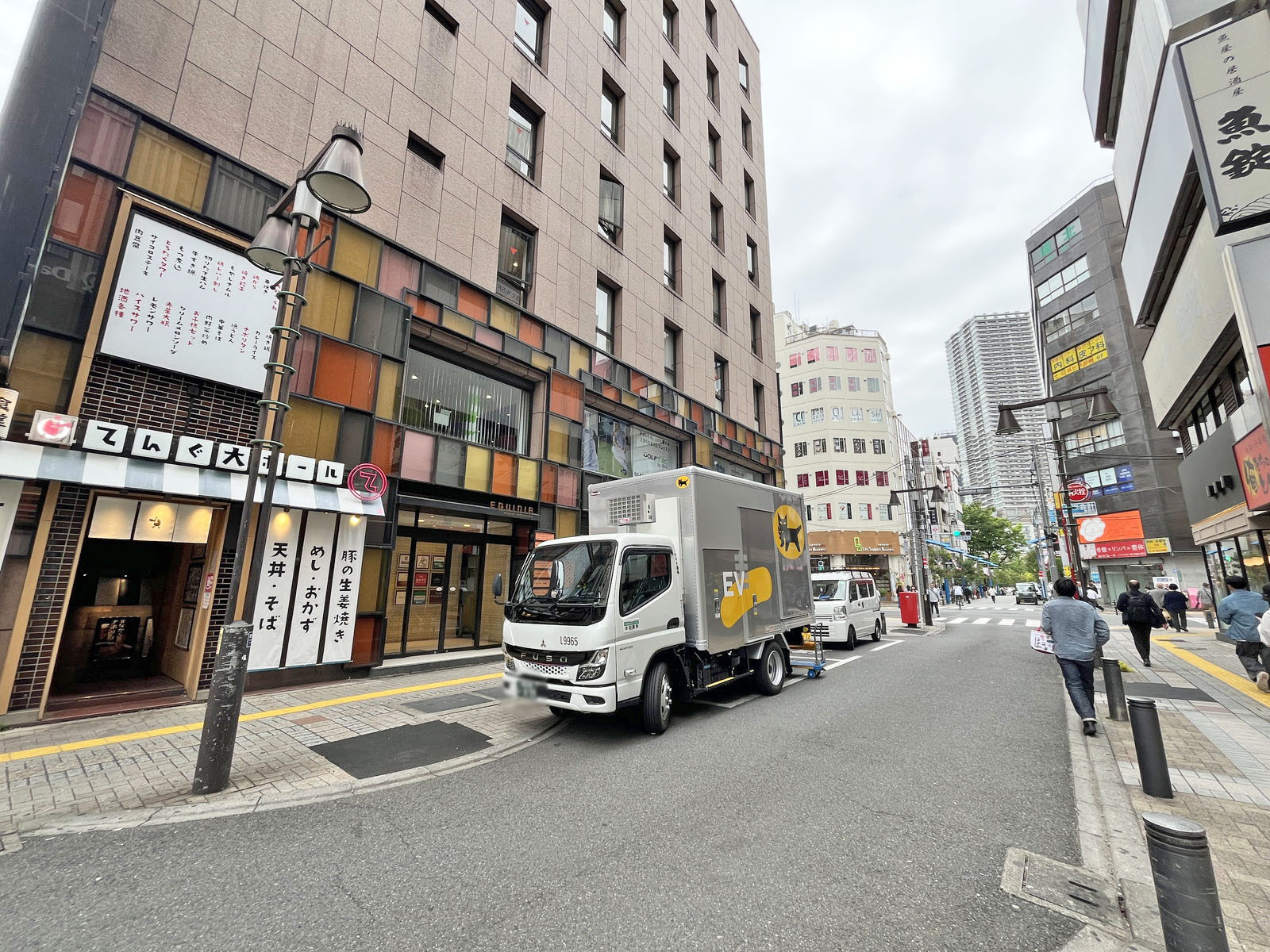 藤久ビル東1号館前面通り