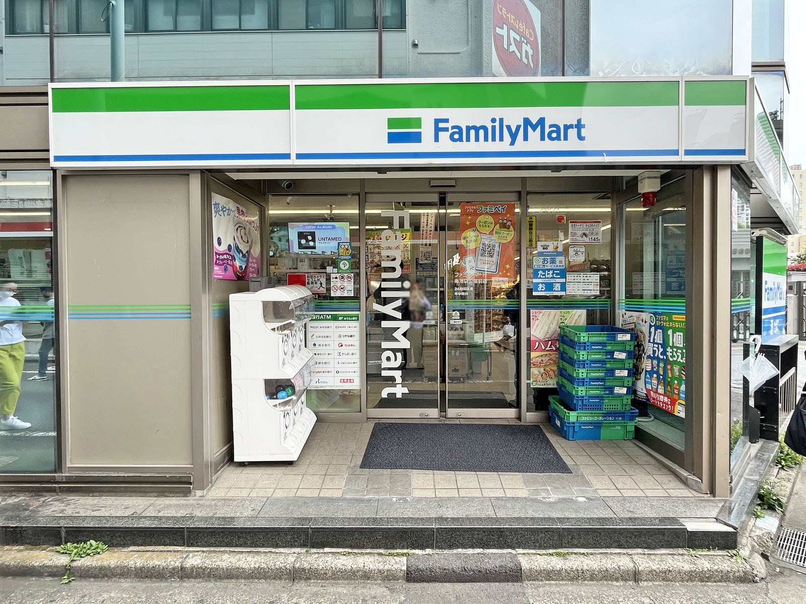徒歩2分のファミリーマート 南池袋公園前店