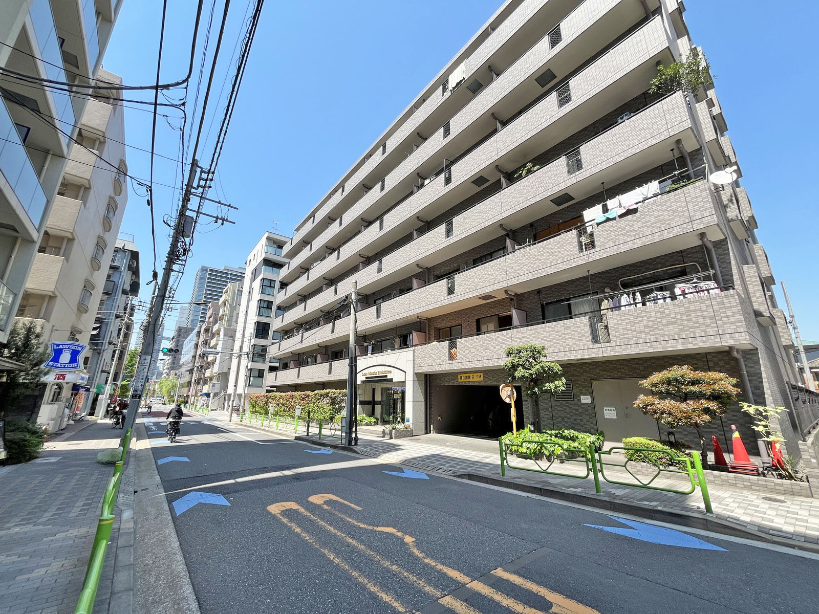 日本産業ビル前面通り