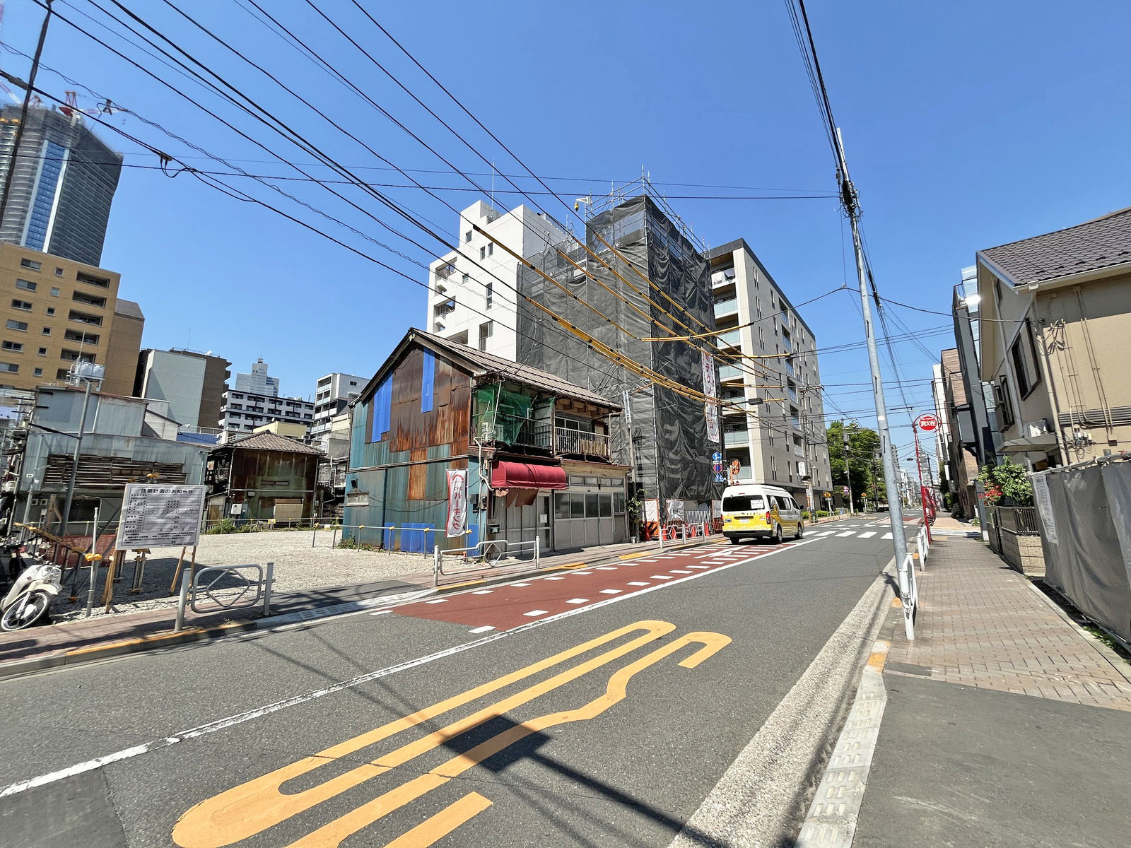 岩崎ビル前面の東仲通り