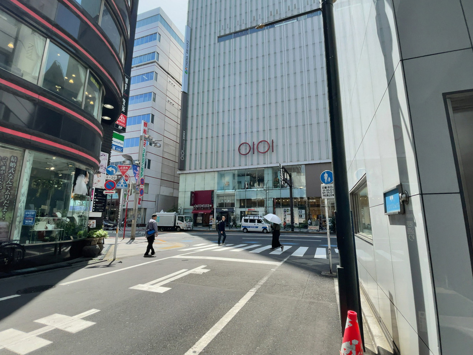 新宿伍名館前面の通り