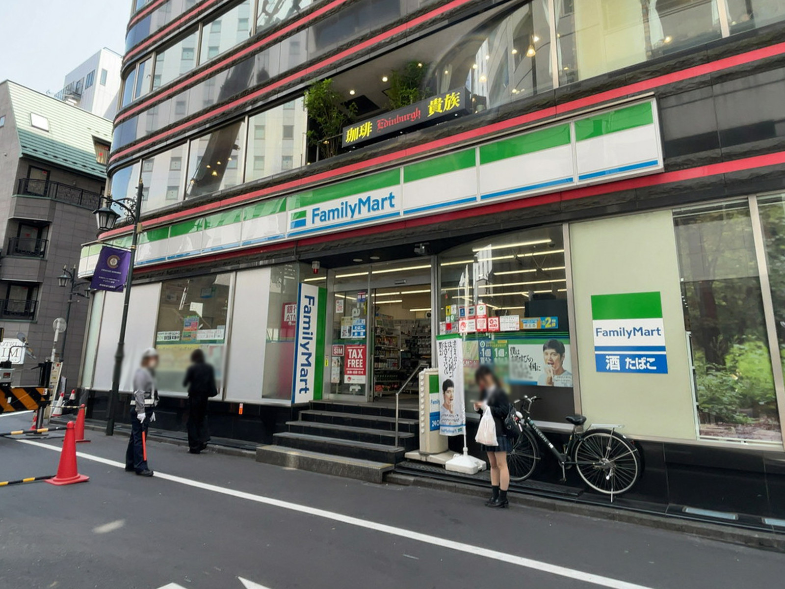 徒歩1分のファミリーマート 新宿要通り店