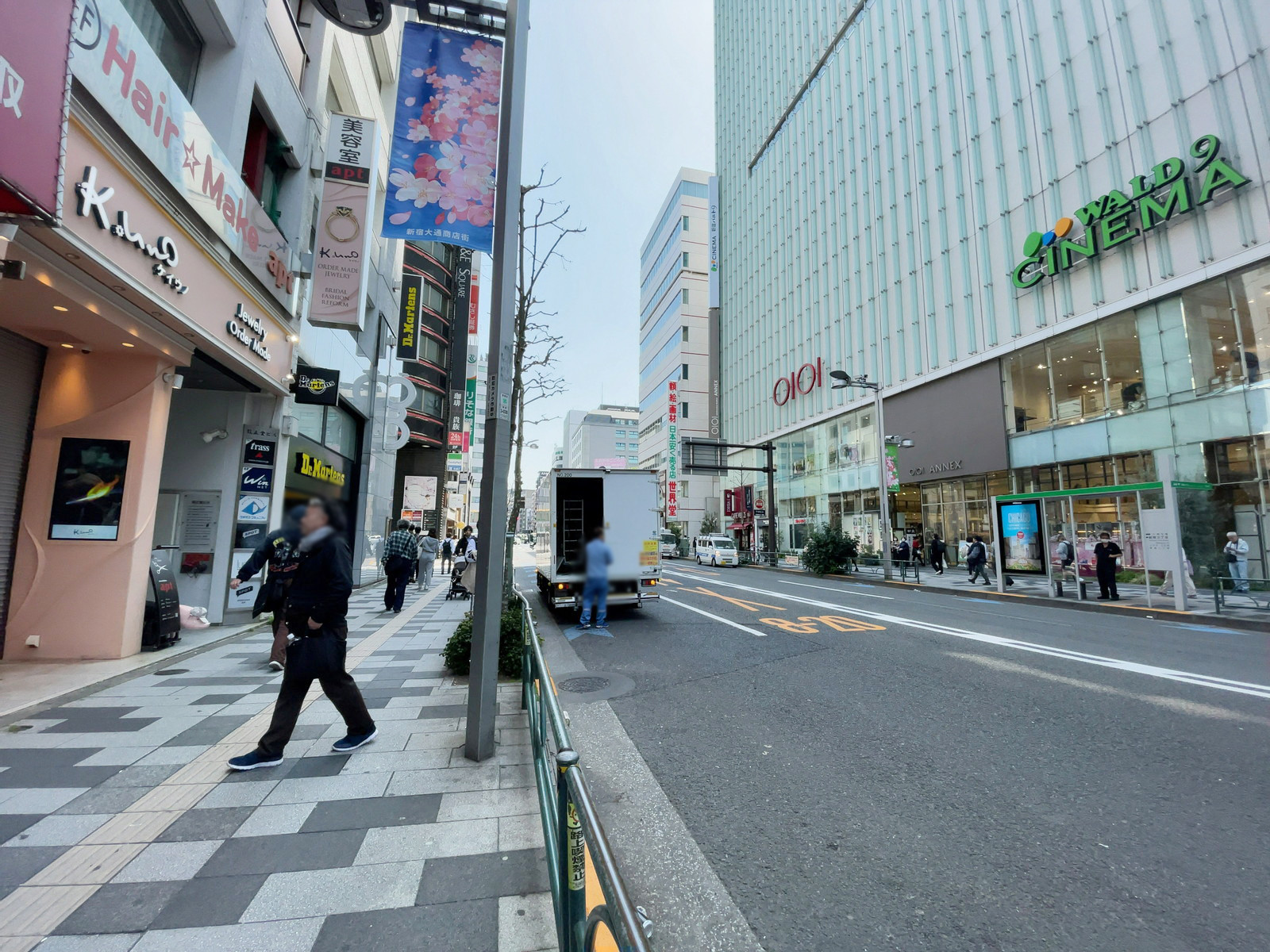 新宿地下鉄会館前面の通り