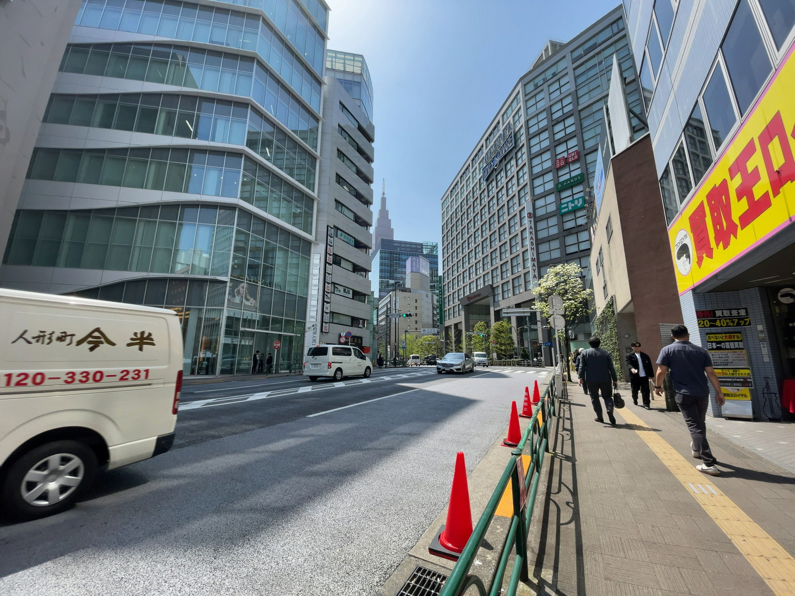 新宿SKYビル前面の通り