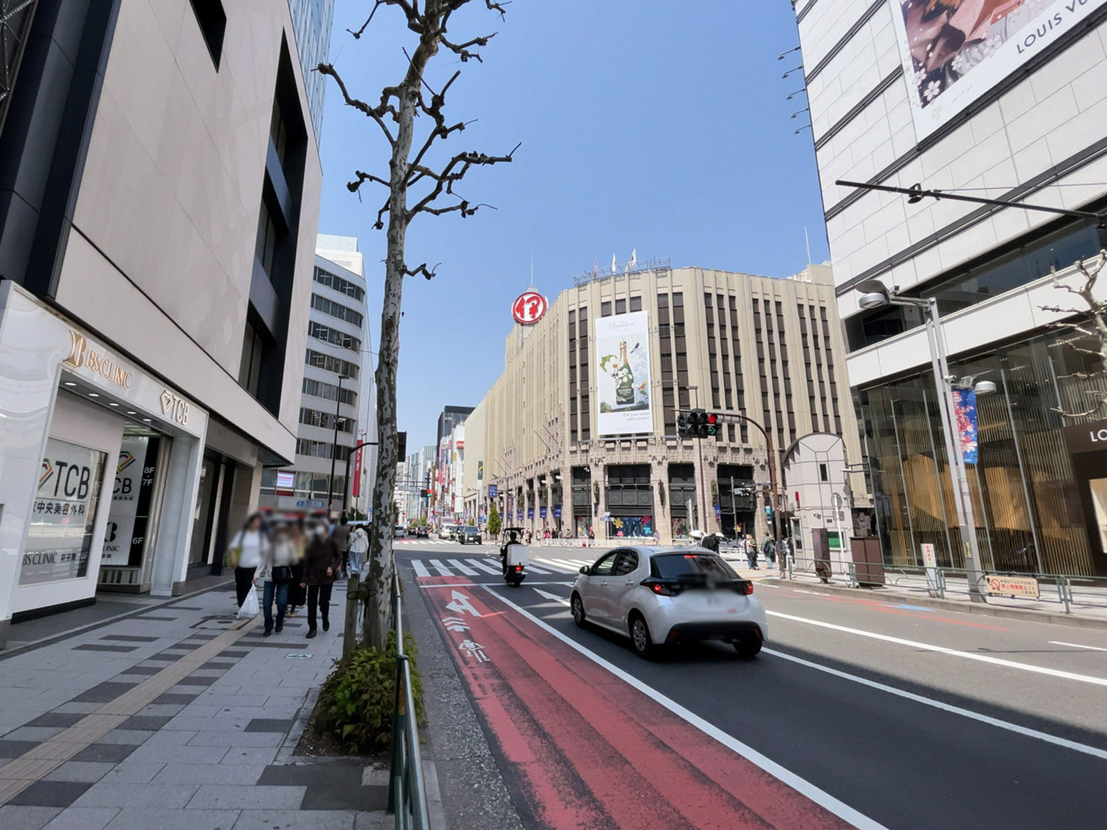 ADビル前面の通り