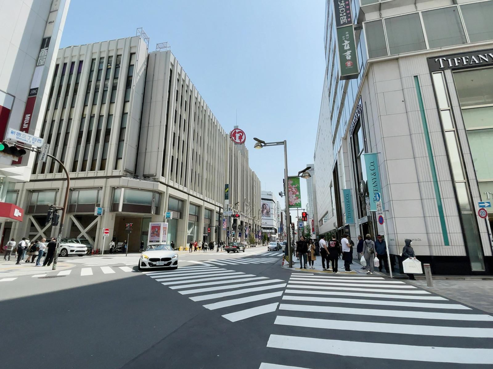 近くの新宿通り
