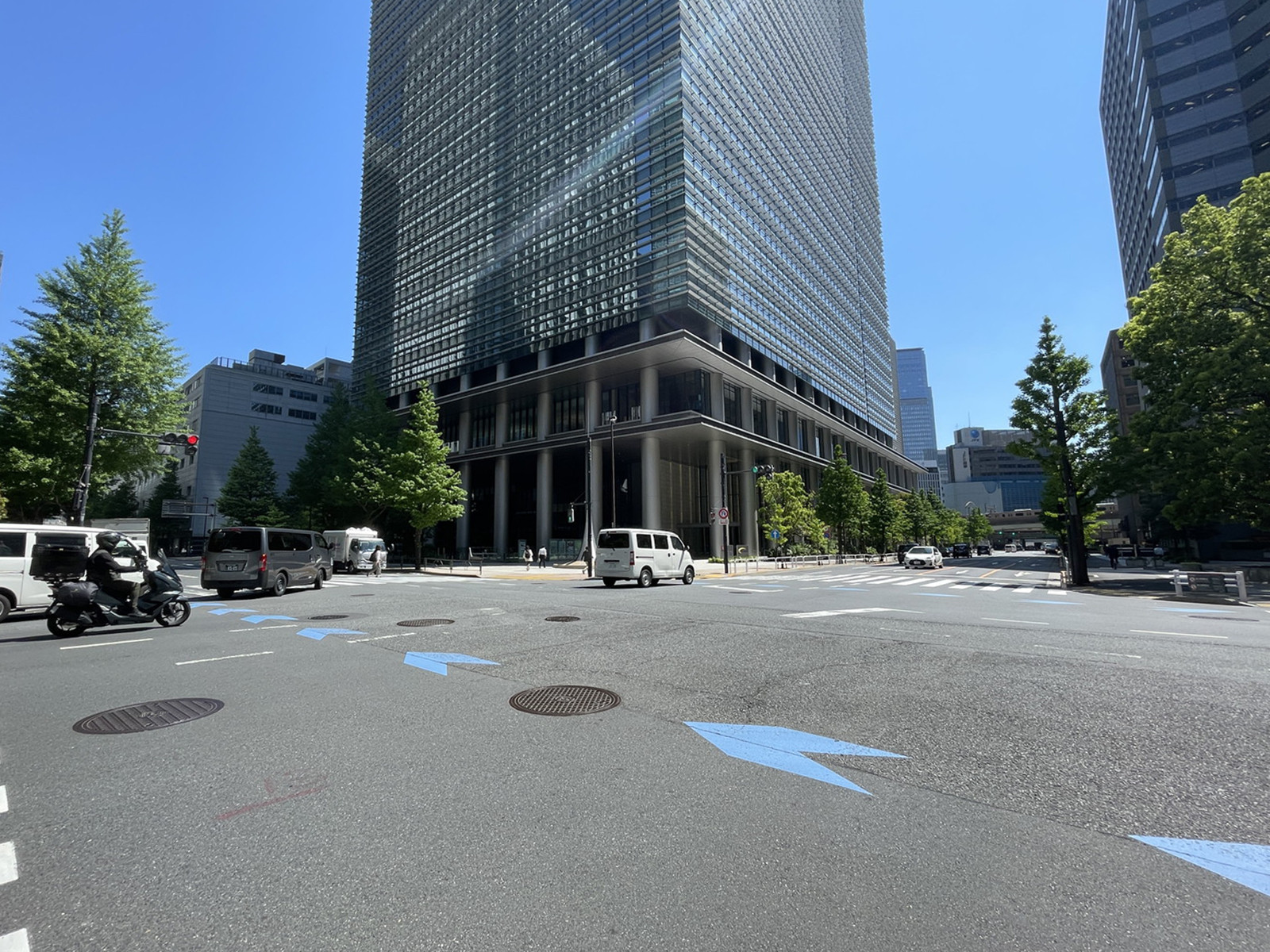 東京サンケイビル前面の通り