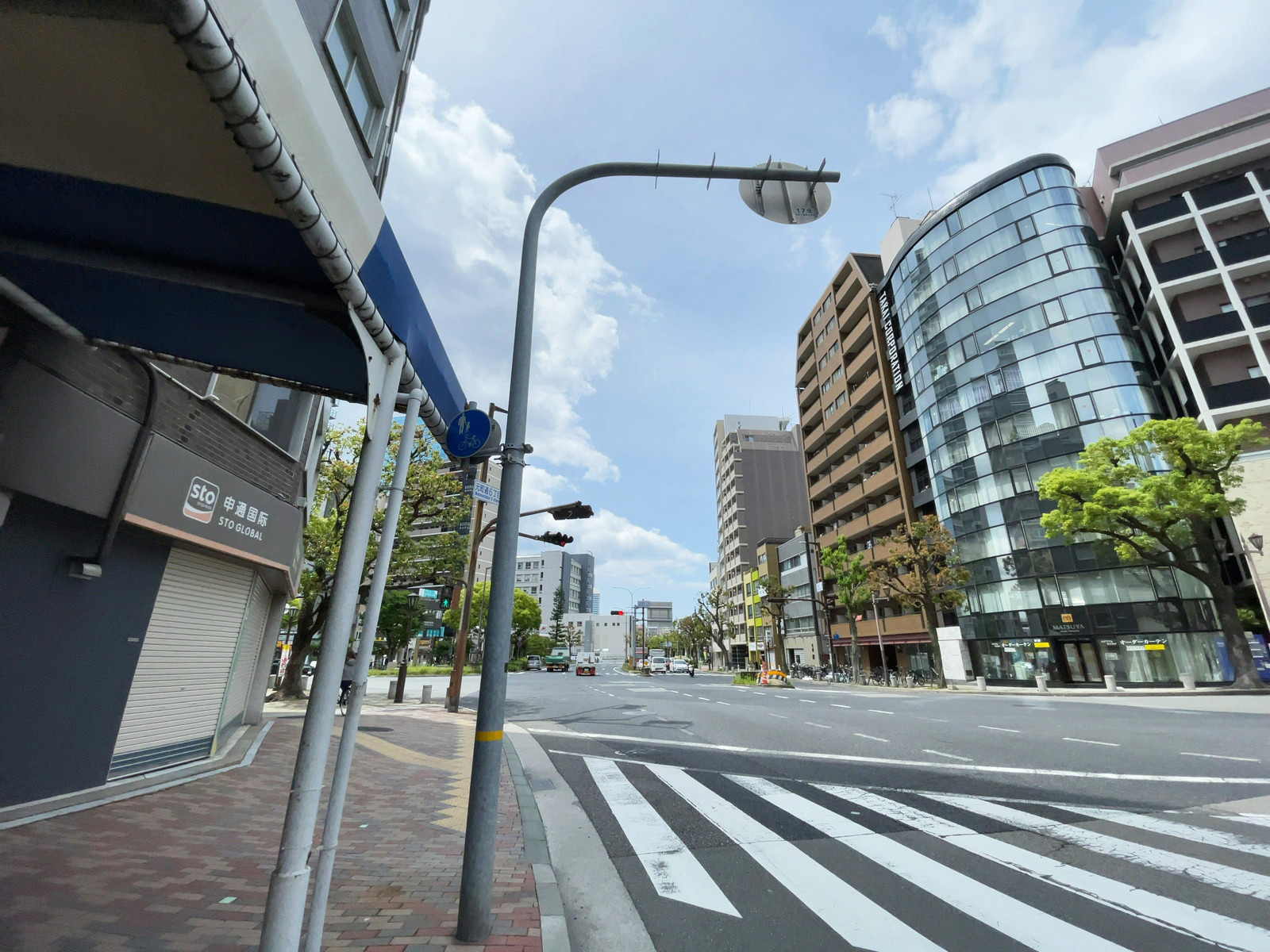 元町関西ビル前面の通り