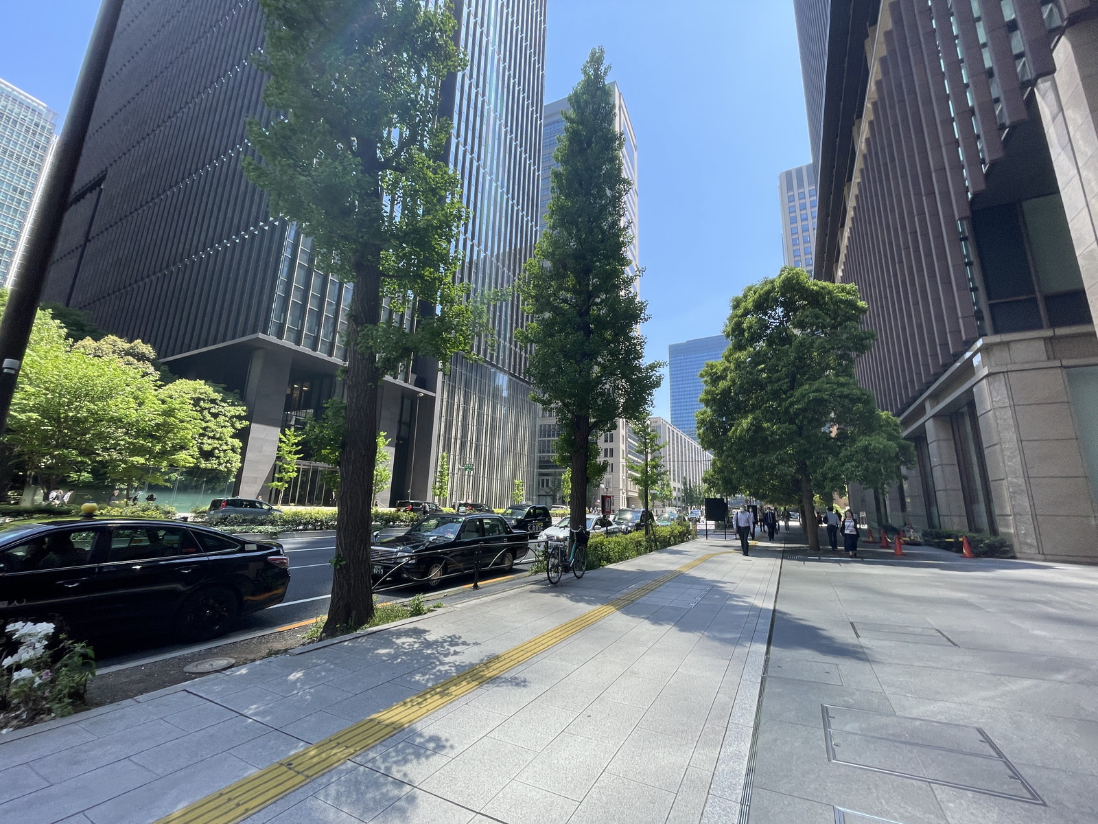 丸の内永楽ビルディング前面の通り