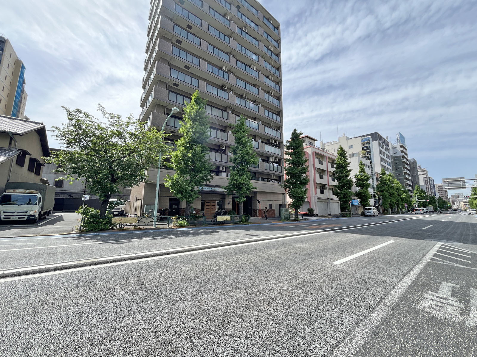 岡山ビル前面の旧日光街道