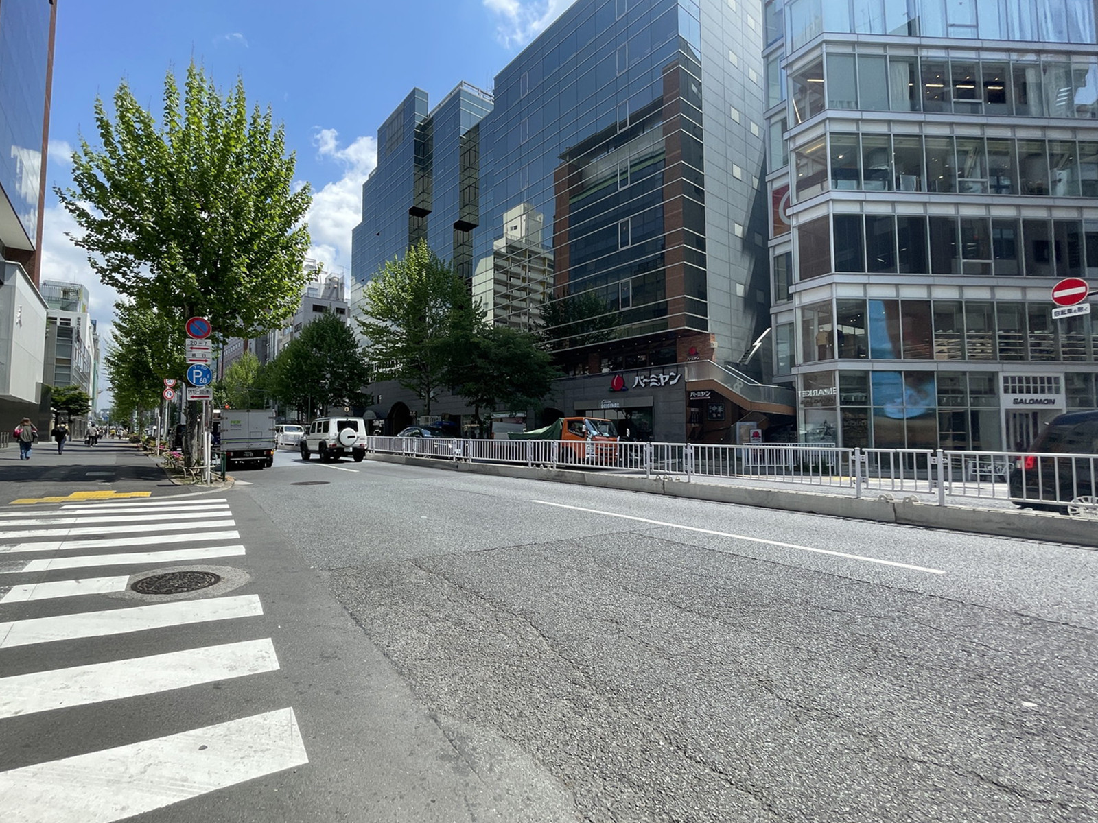 いちご神宮前ビル前面の通り