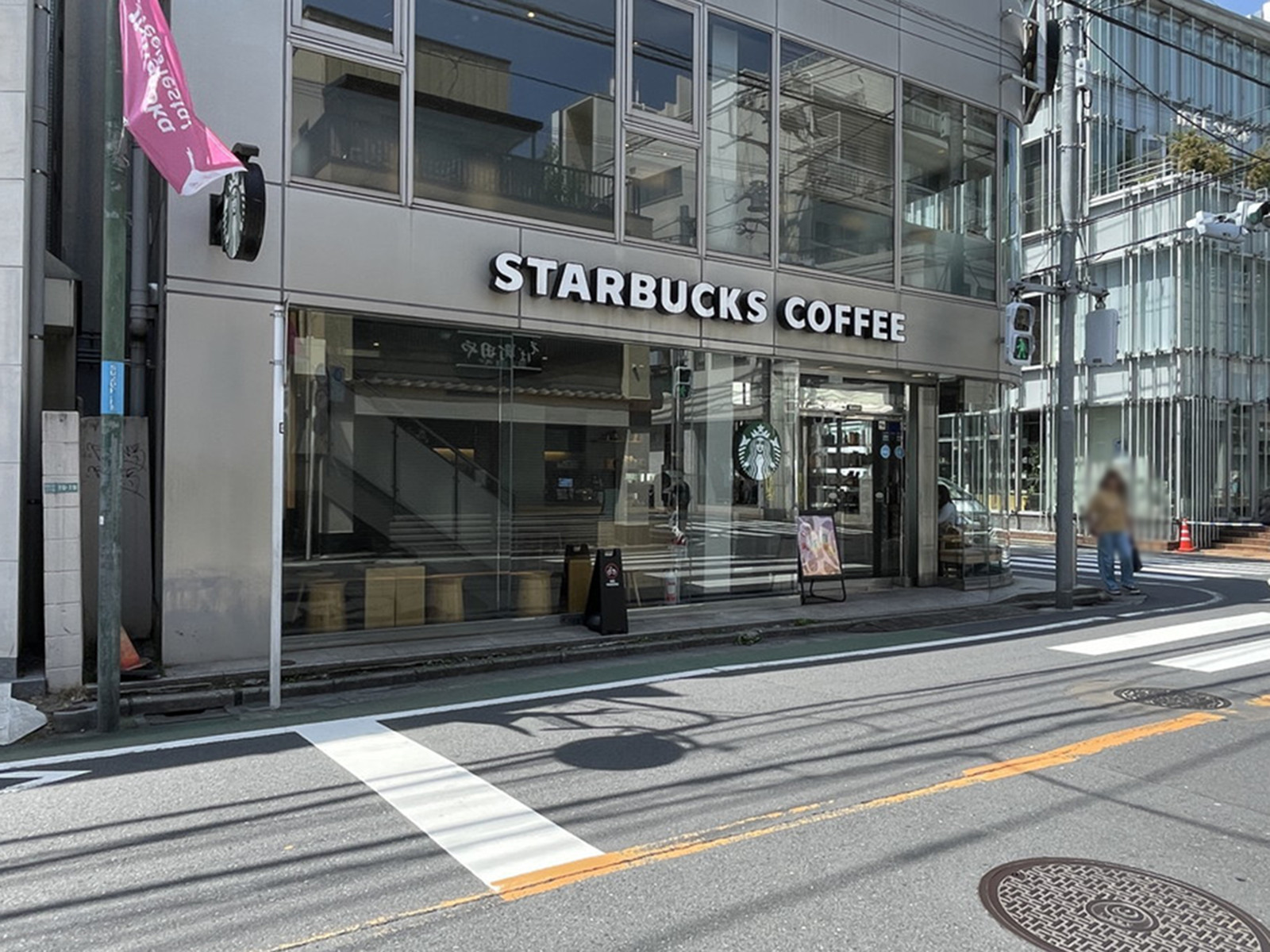 並びのスターバックスコーヒー 自由が丘店